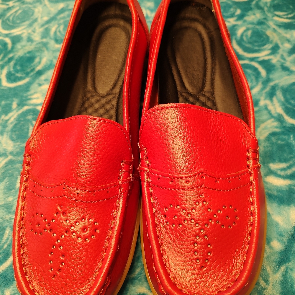 WOMAN'S RED LOAFERS